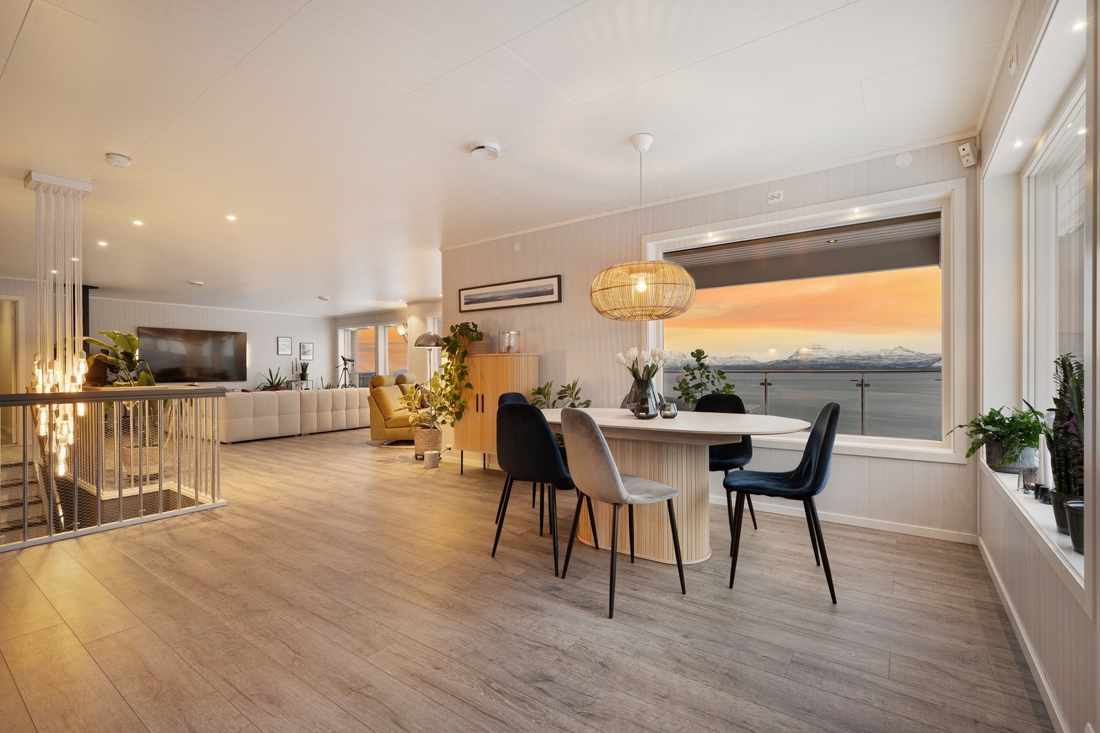 Klikkvinylgulv i harmoniske toner og innfelte spotter for behagelig belysning Galleribilde