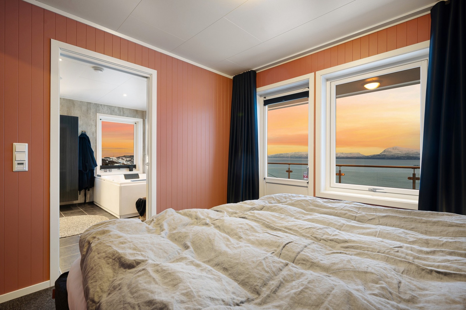 Hovedbad tilhører selvfølgelig hovedsoverom, som i tillegg har egen balkong Galleribilde