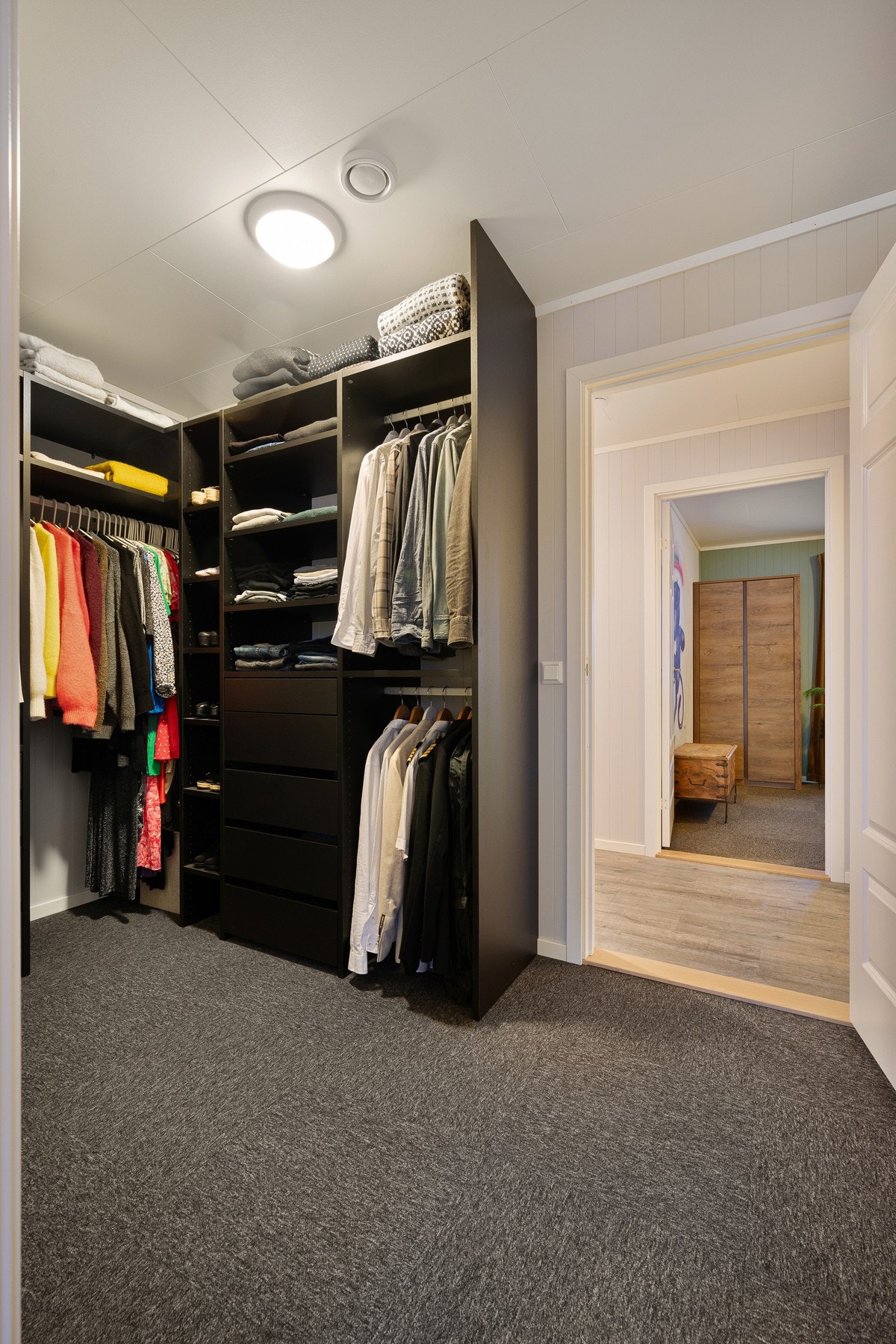 Walk-in med påkostet garderobe skiftet i 2025 Galleribilde