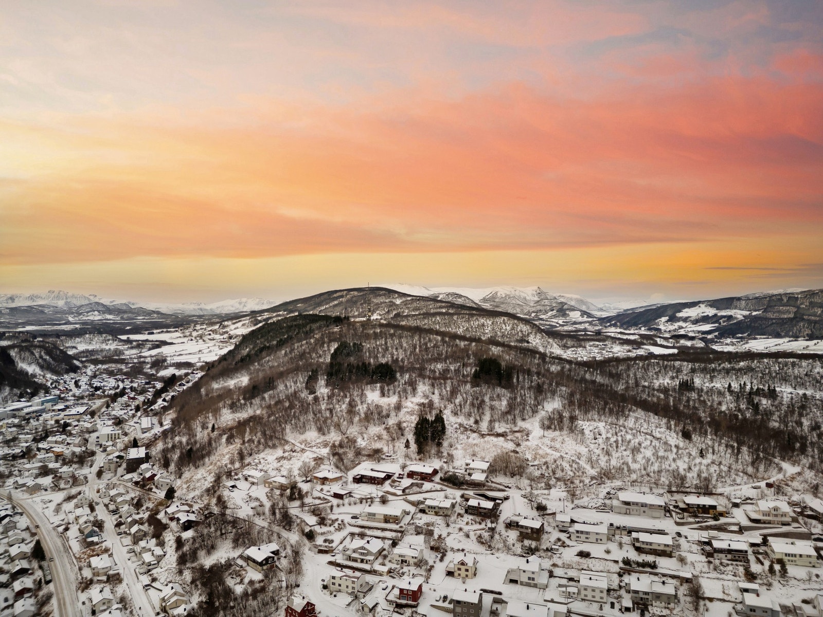 Meget god beliggenhet, høyt i terrenget godt tilbaketrukket fra vei og støy Galleribilde