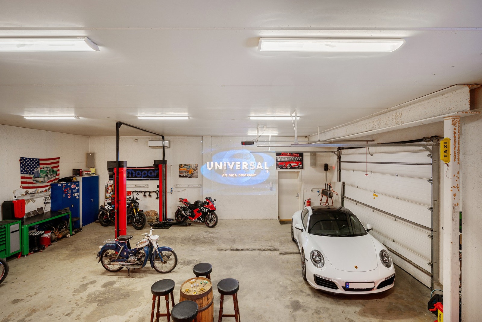 2-søylers løftebukk og kinobilde på veggen Galleribilde