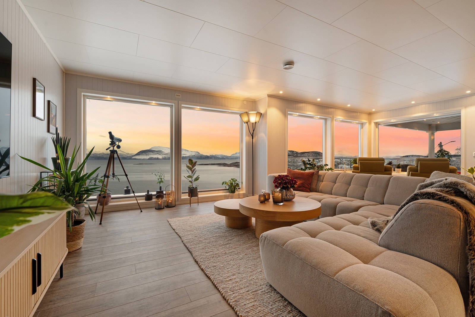 Bygd i 2017 og ytterligere påkostet i nyere tid har boligen meget høy standard Galleribilde