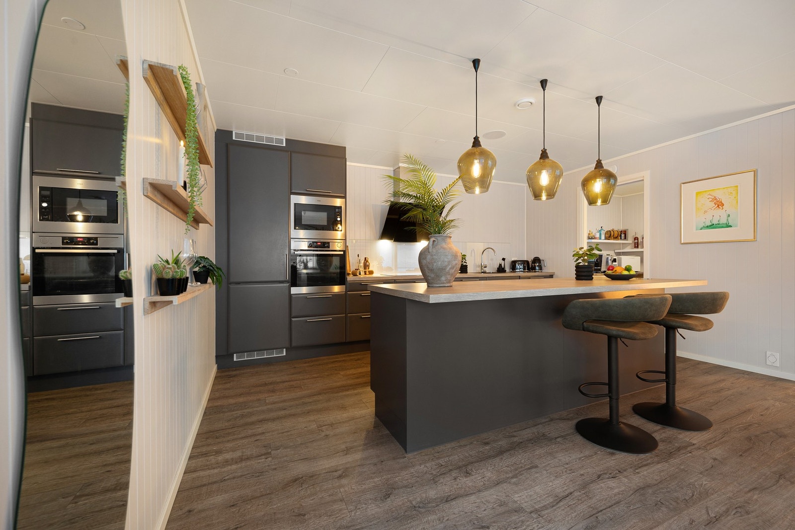 Innenfor kjøkkenet er det dør til grovkjøkken for ekstra oppbevaringsplass Galleribilde