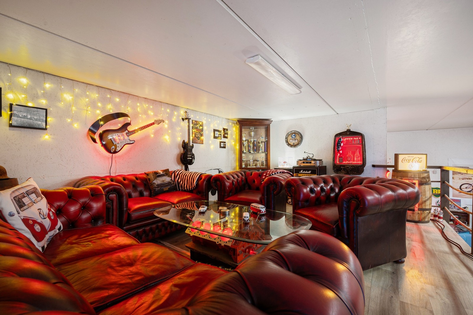 Sonos-anlegget er også tilkoblet her. Chesterfield-salongen kan selges etter nærmere avtale Galleribilde