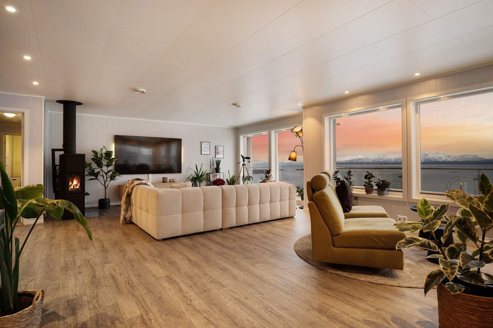 Stua er meget romslig med plass til flere sittegrupper og soner Galleribilde