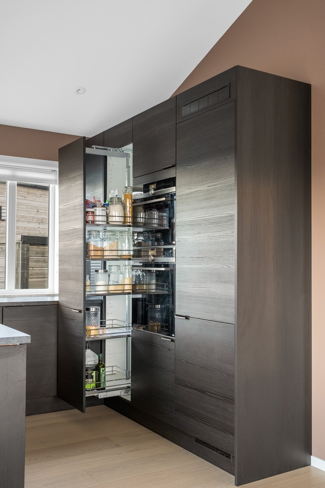 Moderne kjøkken som kombinerer funksjon og stil - med lekkasjestopper for ekstra trygghet. Galleribilde