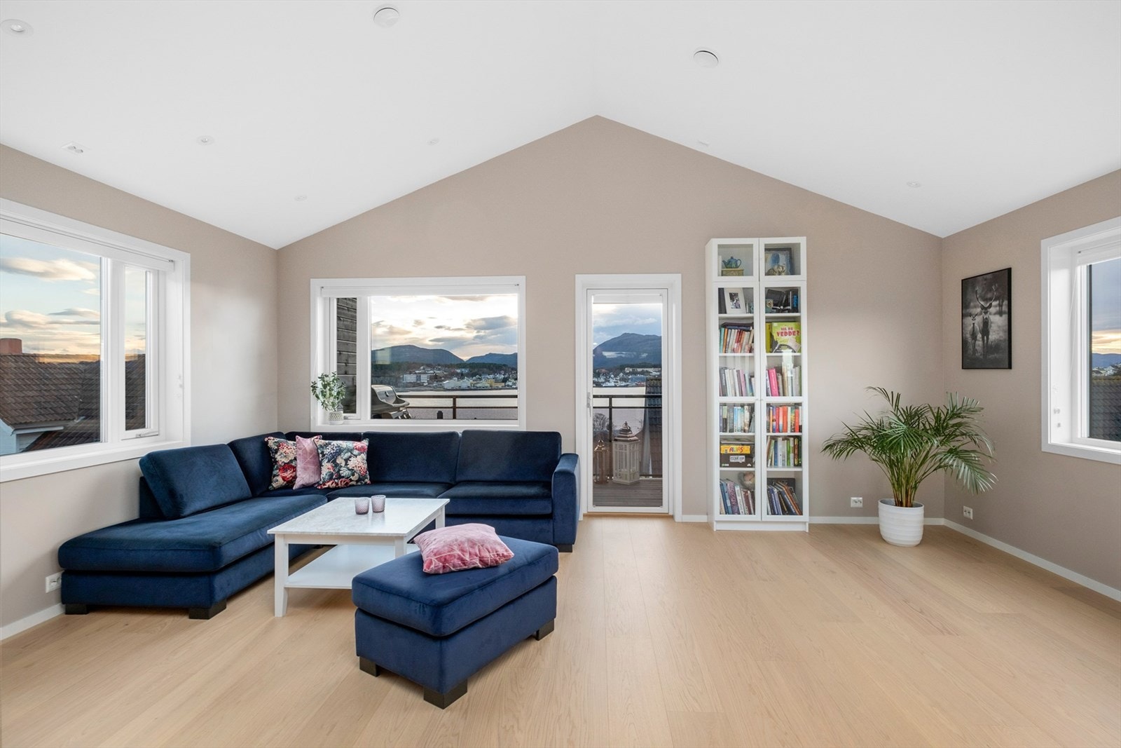 En romslig og lys stue som gir fleksible muligheter for møblering, perfekt til både familietid og gjestebesøk. Galleribilde