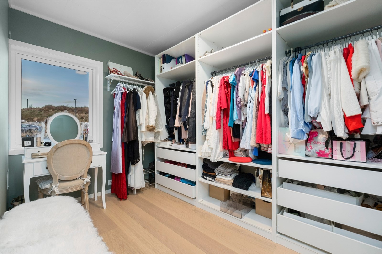 Soverom benyttet som walk-in Galleribilde