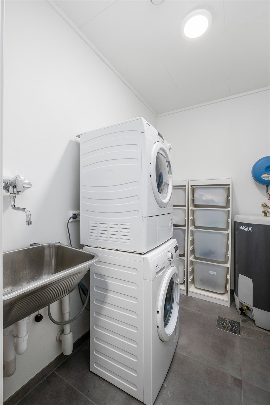 Flislagt vaskerom med opplegg for vaskemaskin. Galleribilde