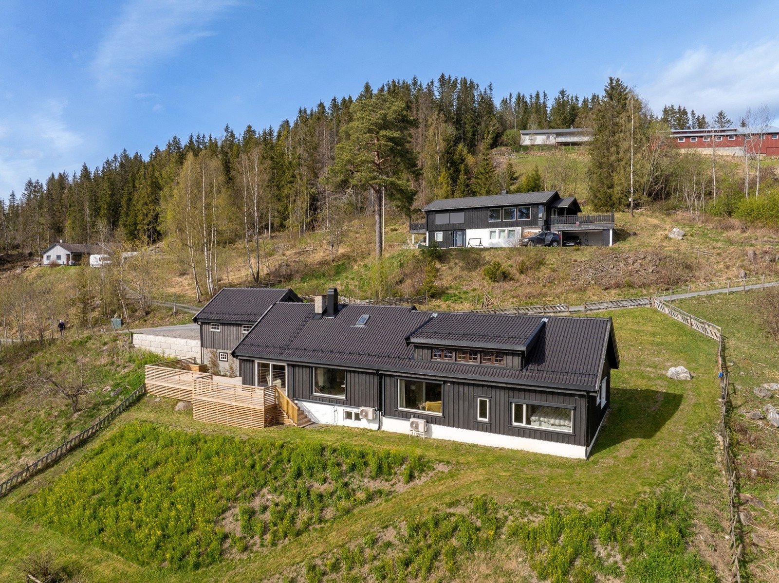 Eiendommen har oppgradert uteområde, planert og terrassert Galleribilde