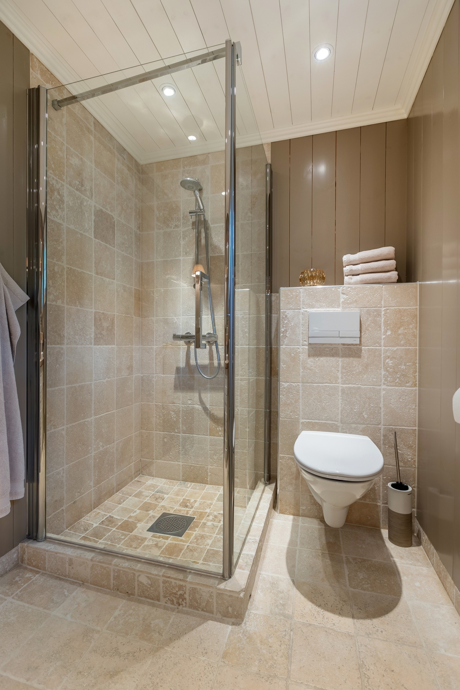 Lekkert flislagt baderom fra 2014 Galleribilde