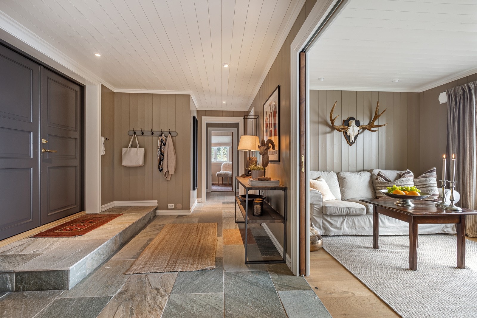 Fra gangen er det tilgang til en praktisk egen TV-stue Galleribilde