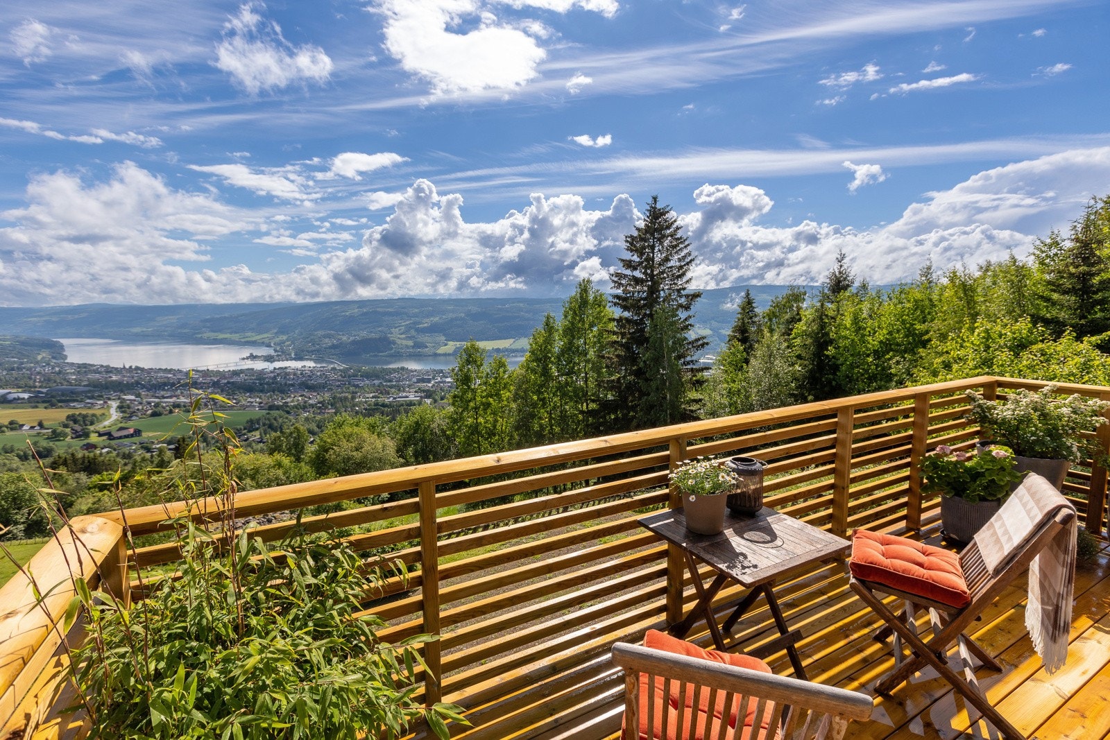 Verandaen er nylig utvidet og renovert Galleribilde