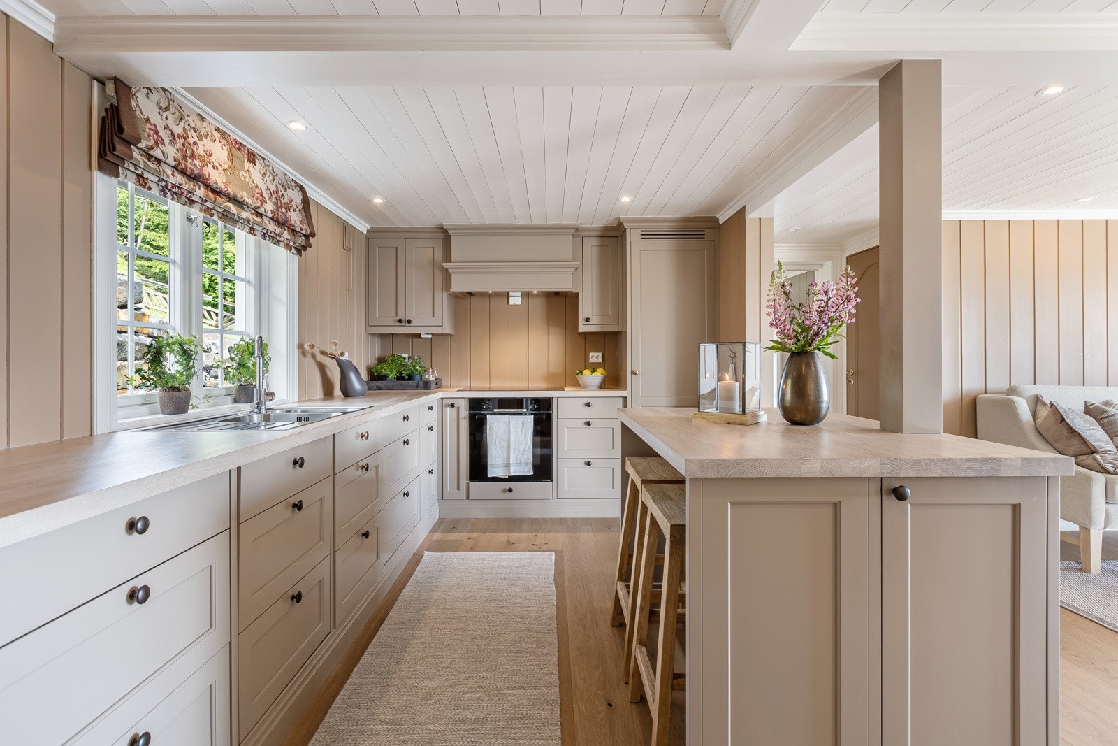 Kjøkkenet er fra Elens kjøkken fra 2014 og er spesialtilpasset boligen Galleribilde