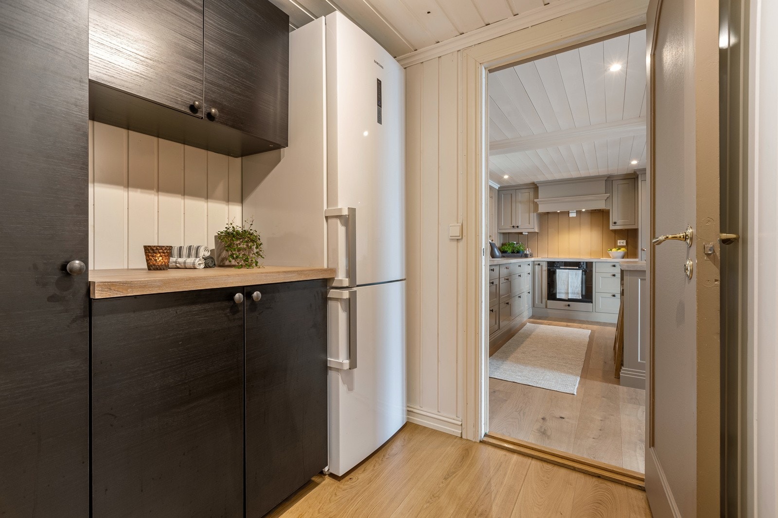 Praktisk grovkjøkken rett innenfor kjøkkenet Galleribilde