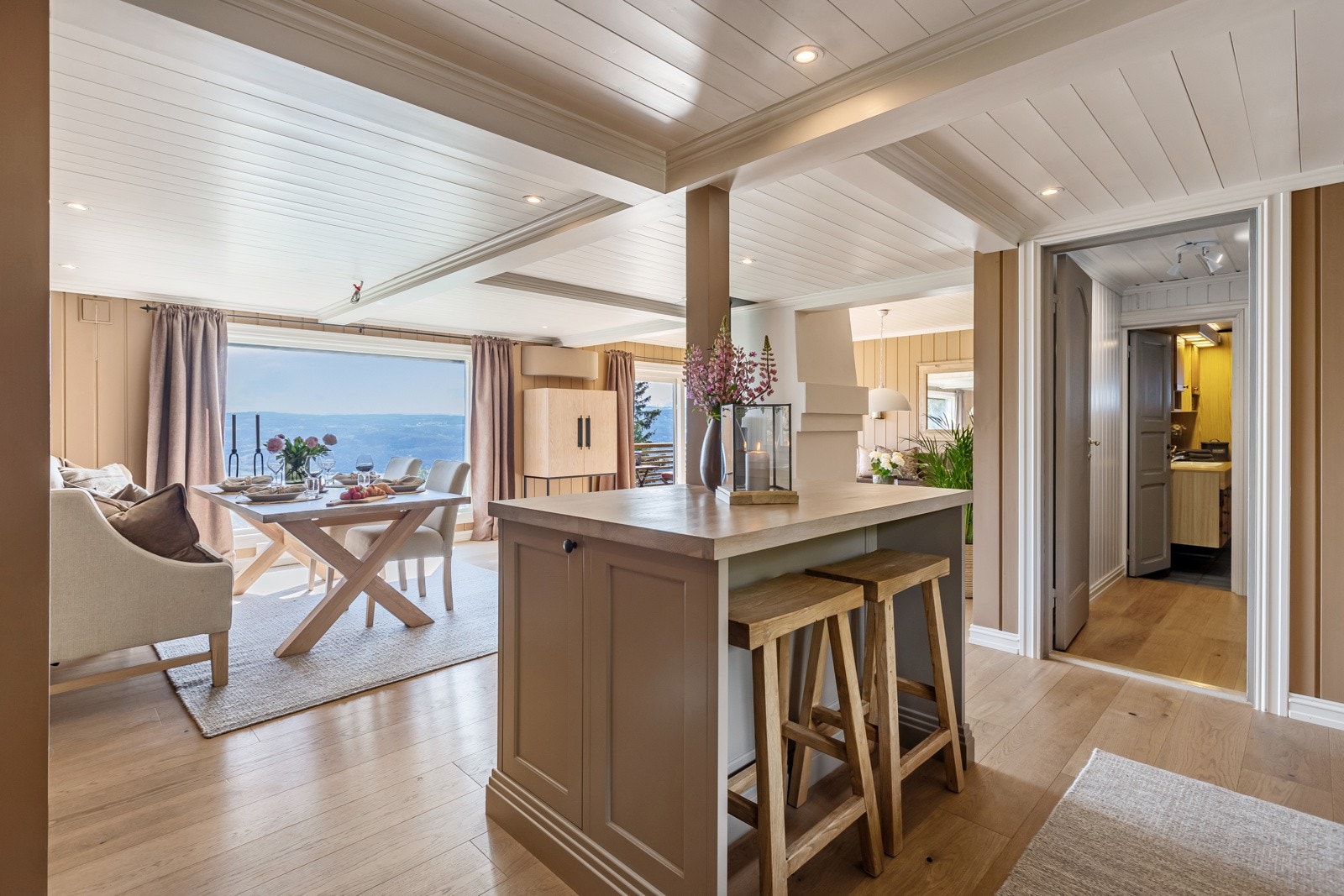 Kjøkkenet avgrenses med en praktisk kjøkkenøy Galleribilde