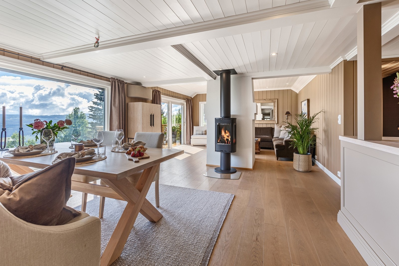 Åpen og sosial løsning mellom stue, spisestue og kjøkken Galleribilde