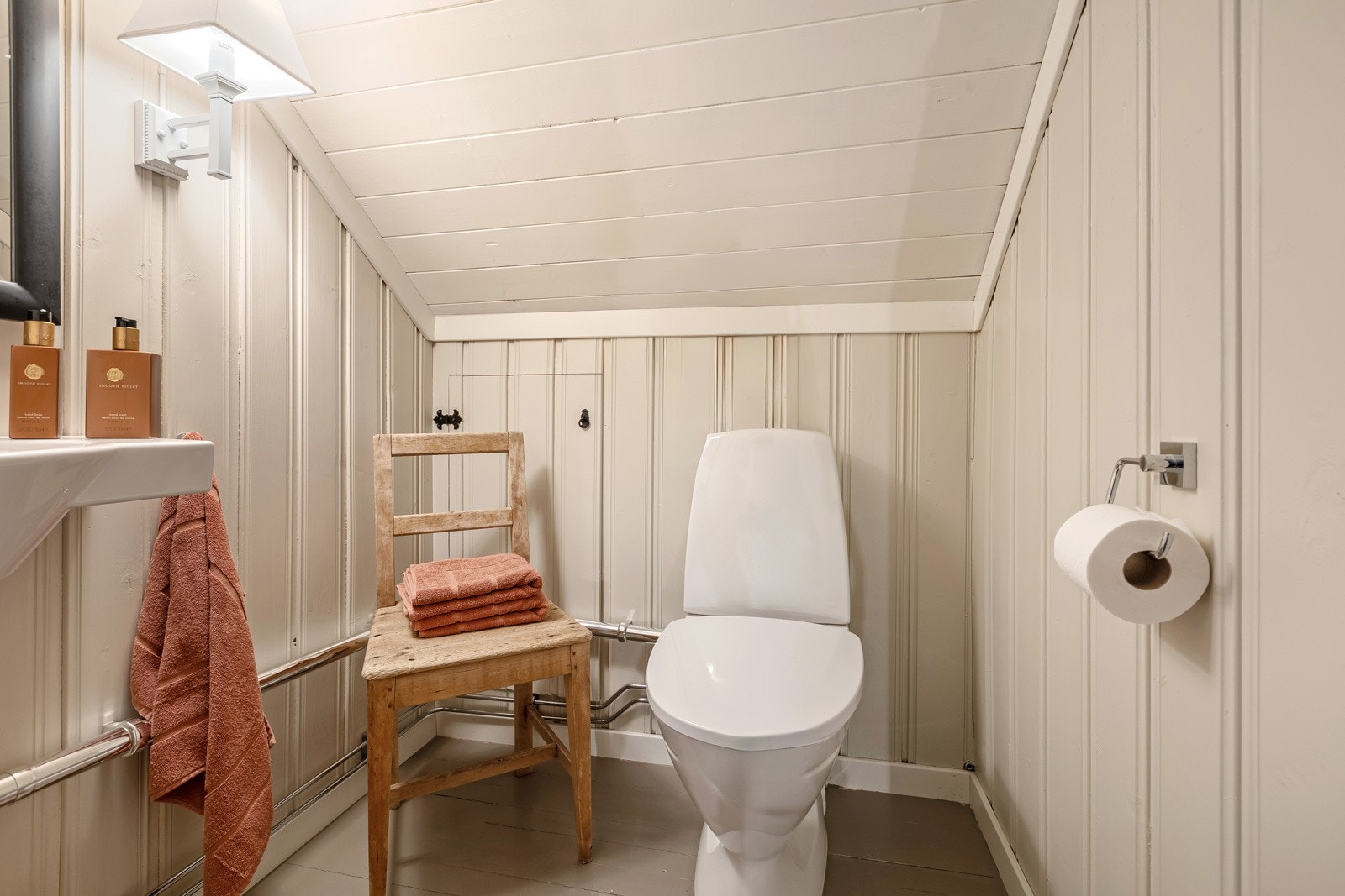 Separat WC-rom i loftsetasjen Galleribilde