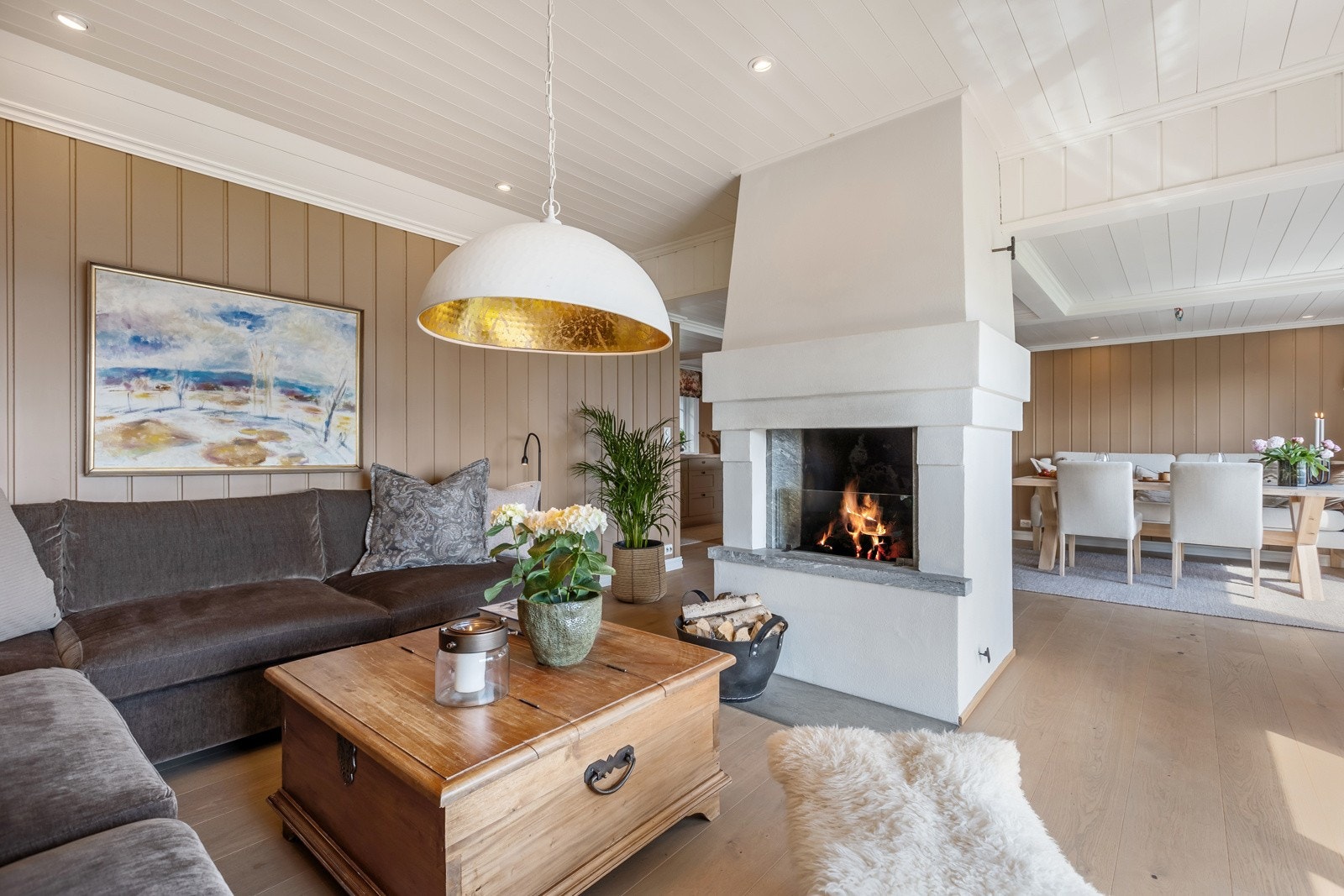 En hyggelig åpen peis definerer stuedelen Galleribilde
