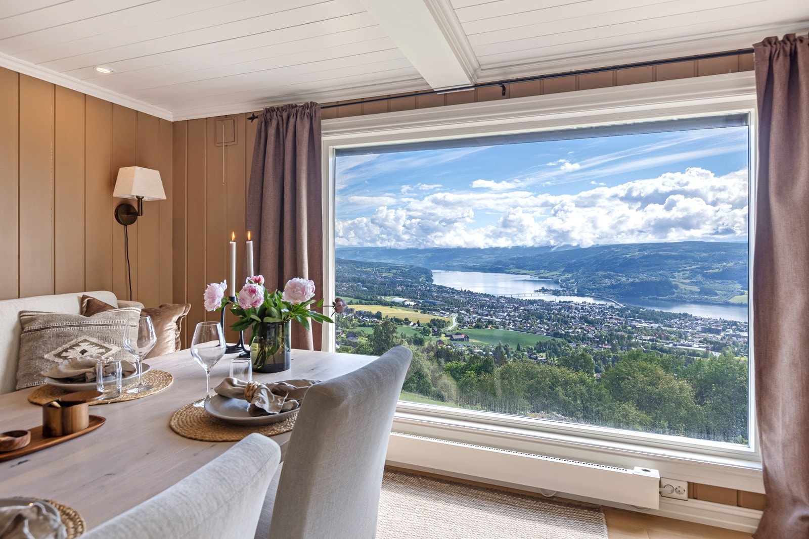 Stort vindu i spisestuedelen, hvor den fantastiske utsikten kan nytes Galleribilde