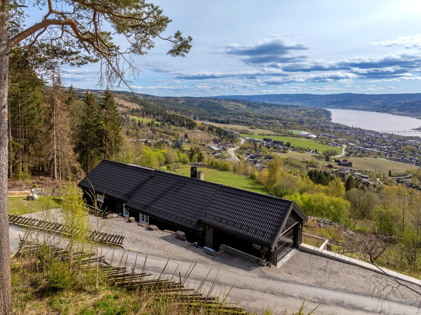 Fantastisk beliggenet, ca. 5 km nord og opp for sentrum Galleribilde