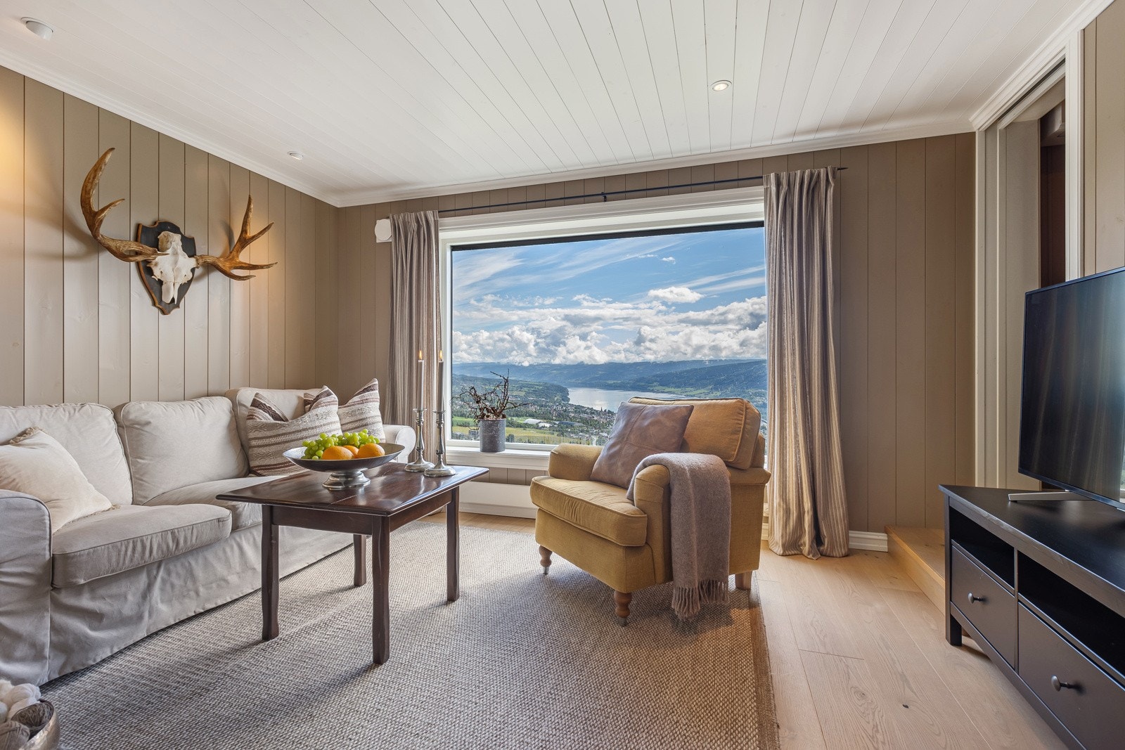 Moderne farger og store vinudsflater, som ivaretar utsikt og dagslys. Trapp opp til loftsetasje Galleribilde