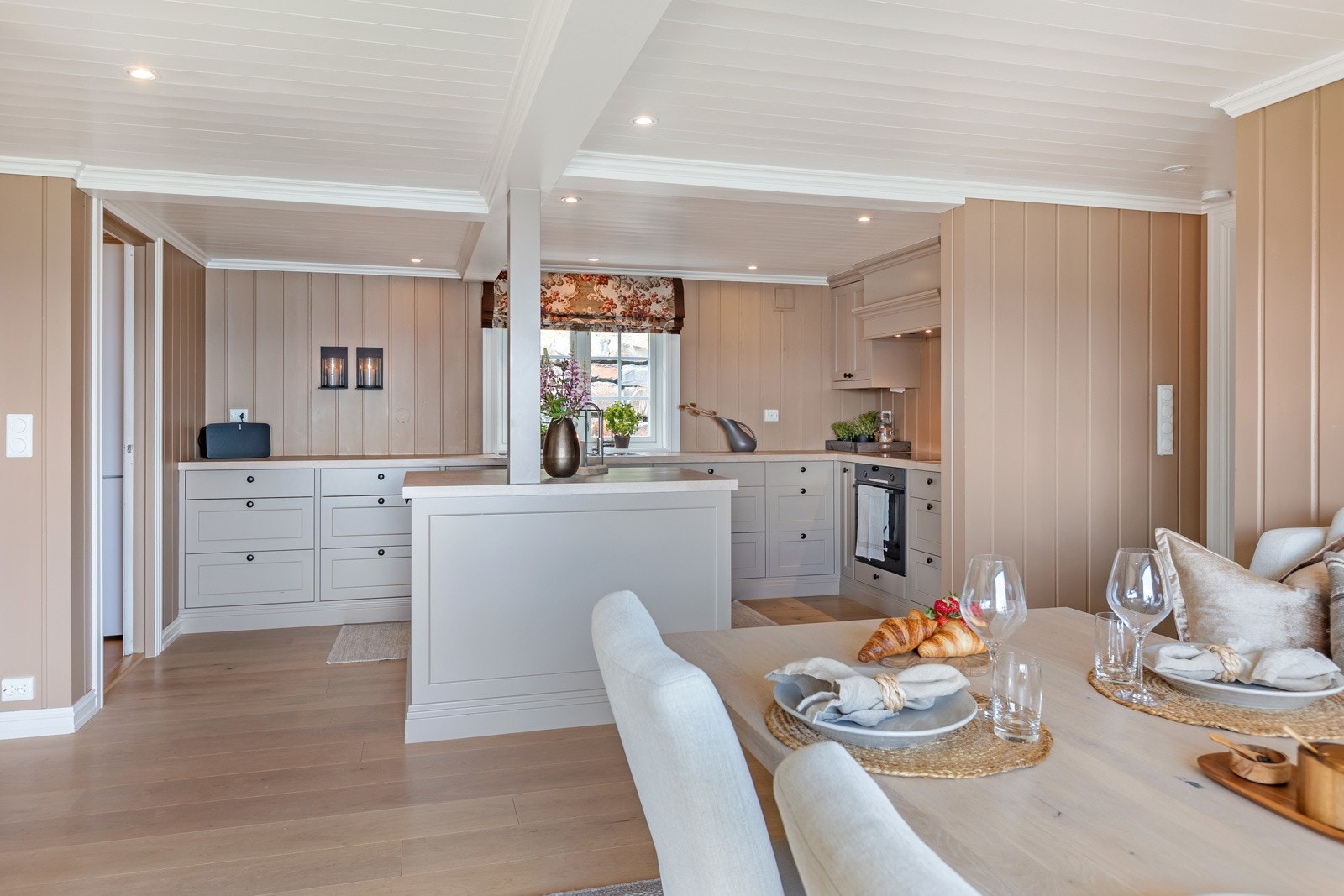 Delikat og tidløst kjøkken, dels adskilt fra stuen Galleribilde