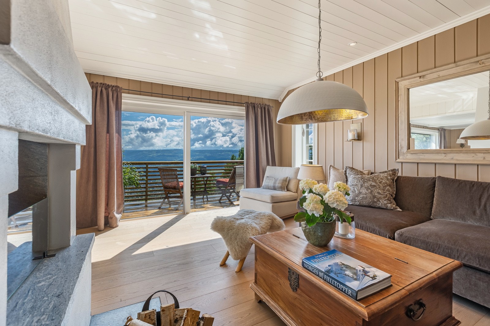 Fra stuen er det utgang til en nyrenovert og utbygd veranda Galleribilde