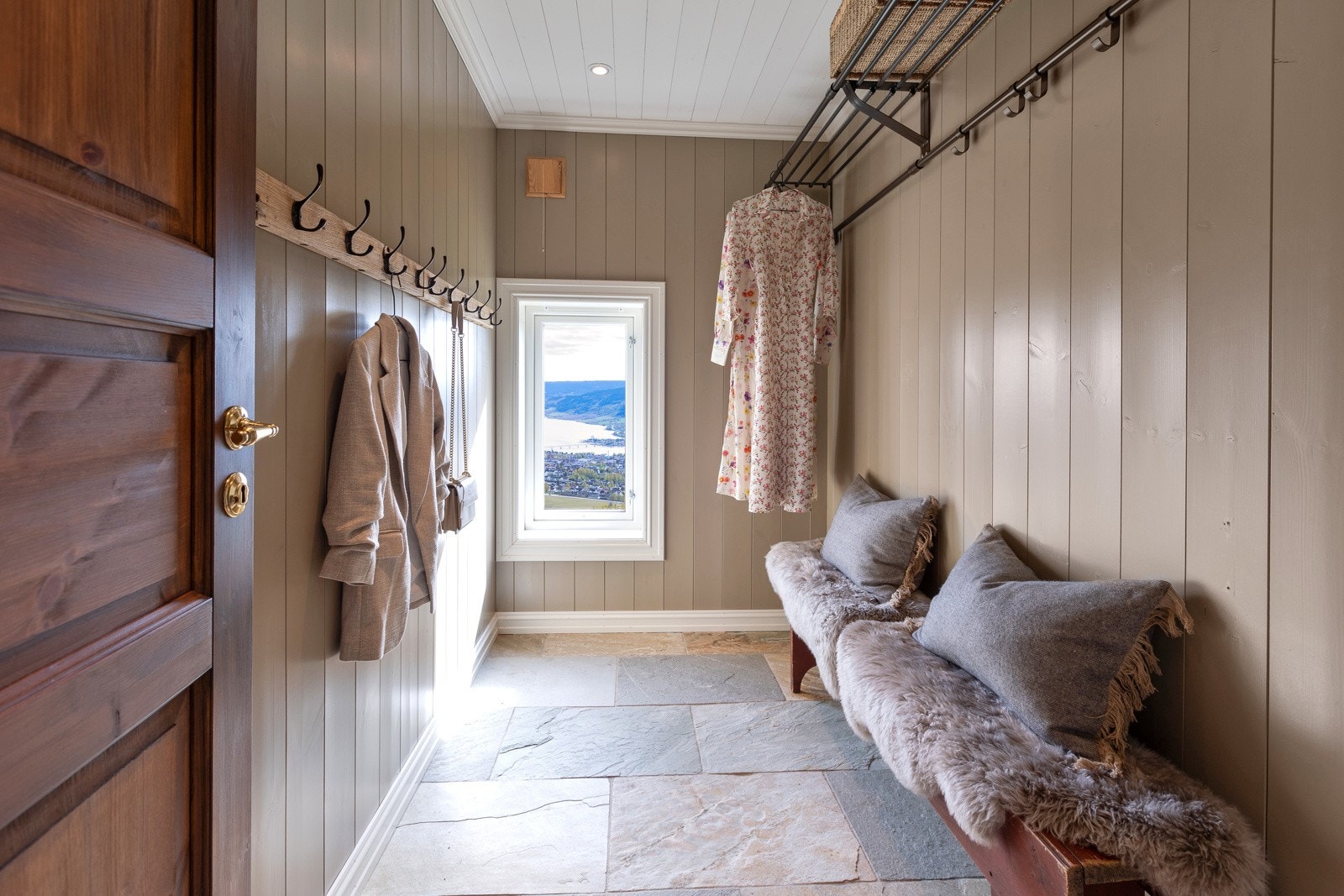 Praktisk garderoberom med tilgang fra gangen Galleribilde