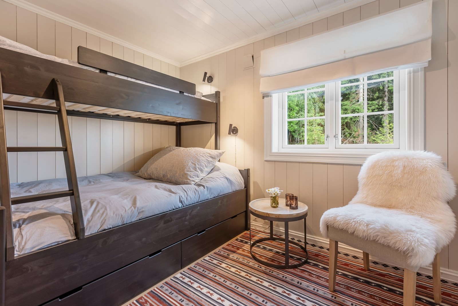 I 1. etasje er det to soverom Galleribilde