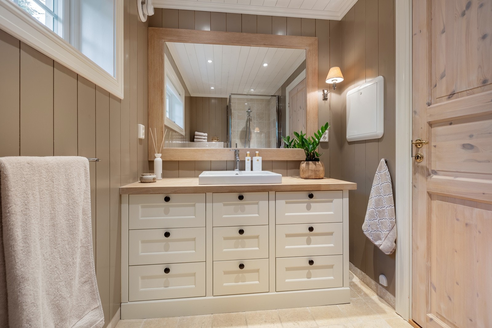 Badet har også plassbygd innredning fra Elens møbler Galleribilde