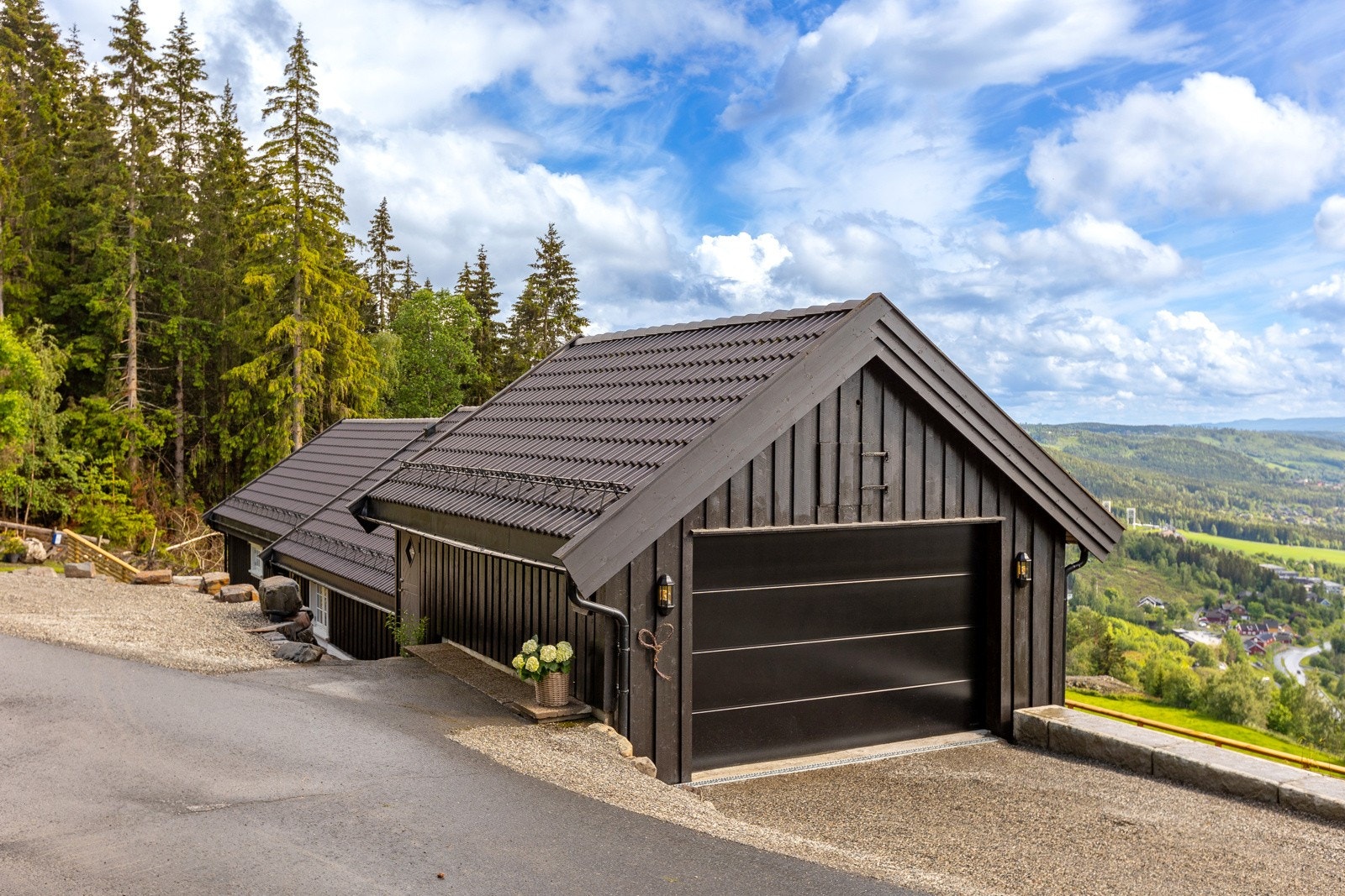 Garasjen er den senere tid utvidet Galleribilde