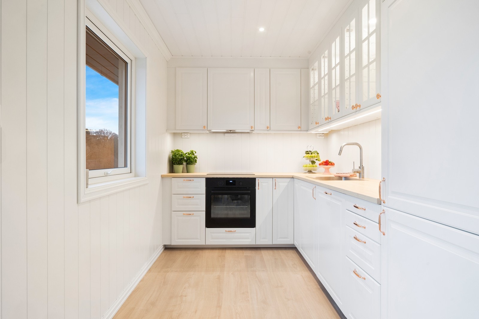 Gode arbeidsoverflater og godt med skapplass. Galleribilde