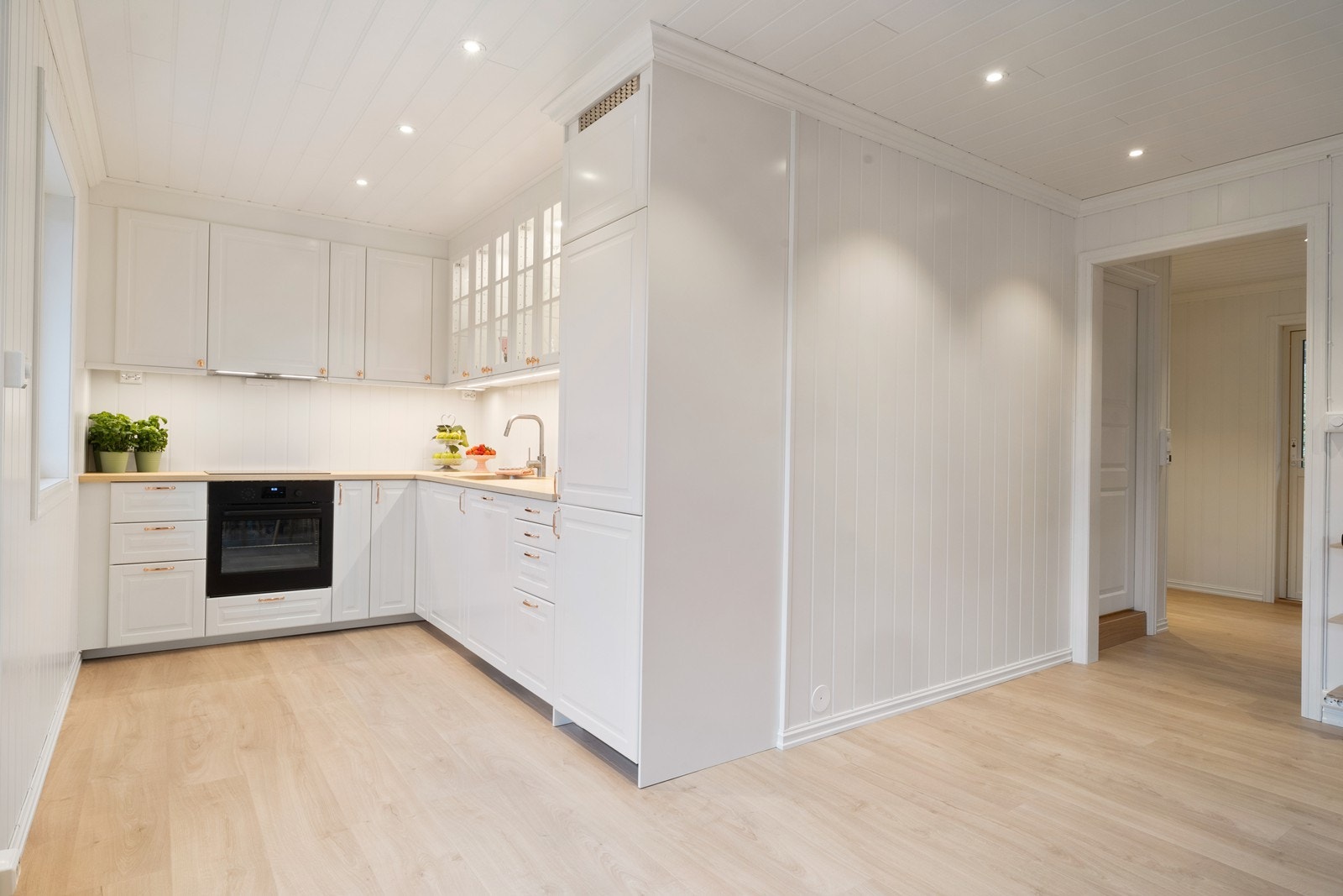 Nytt og ubrukt pent og moderne kjøkken med integrert oppvaskmaskin, komfyr, platetopp og kjøl-/fryseskap. Galleribilde