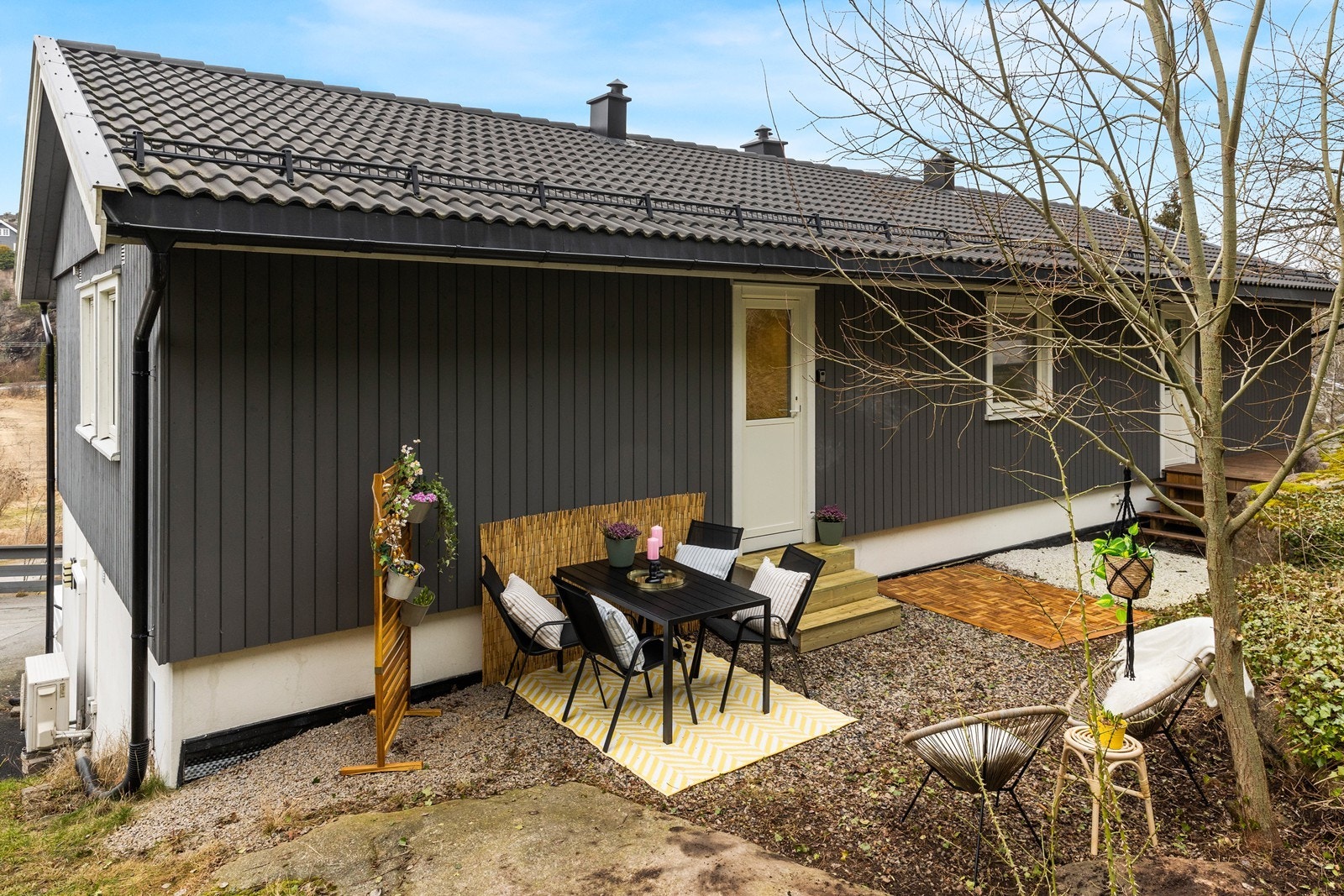 Uteplass på baksiden av andelen. Galleribilde