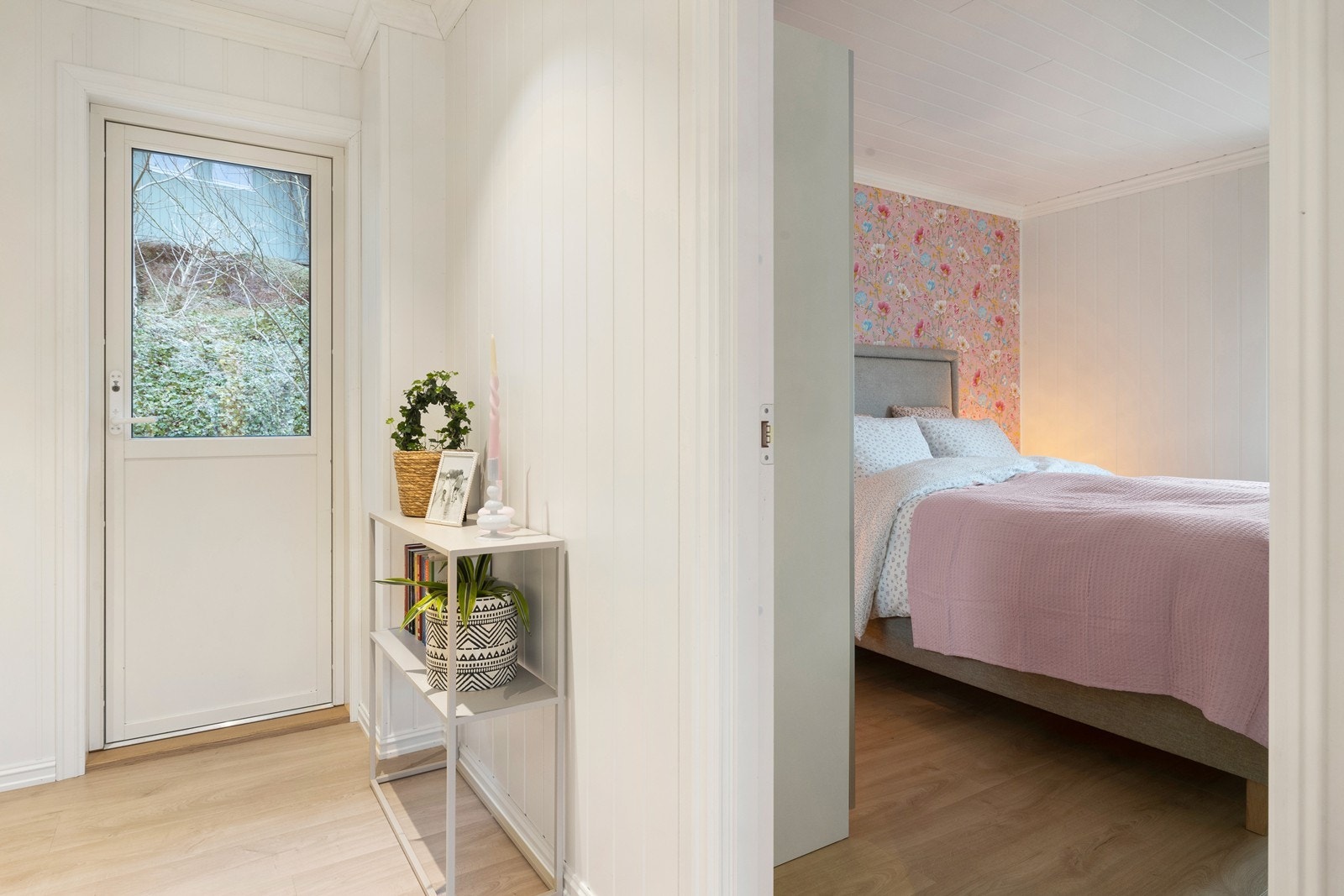 Utgang til uteplass fra gangen Galleribilde