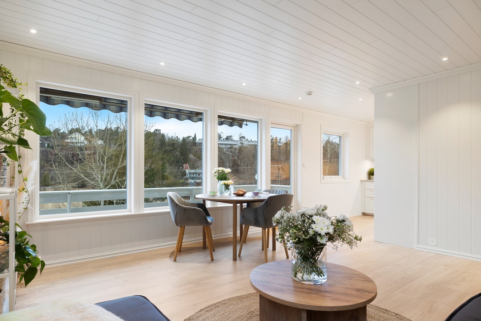 Utgang til vestvendt balkong fra stuen. Galleribilde