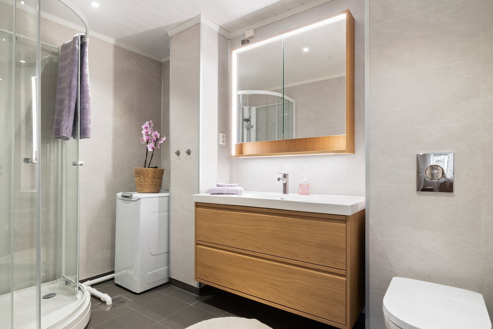 Oppusset bad hvor membran og fliselegging er gjort av fagfolk. Nytt rør-i-rør system Galleribilde