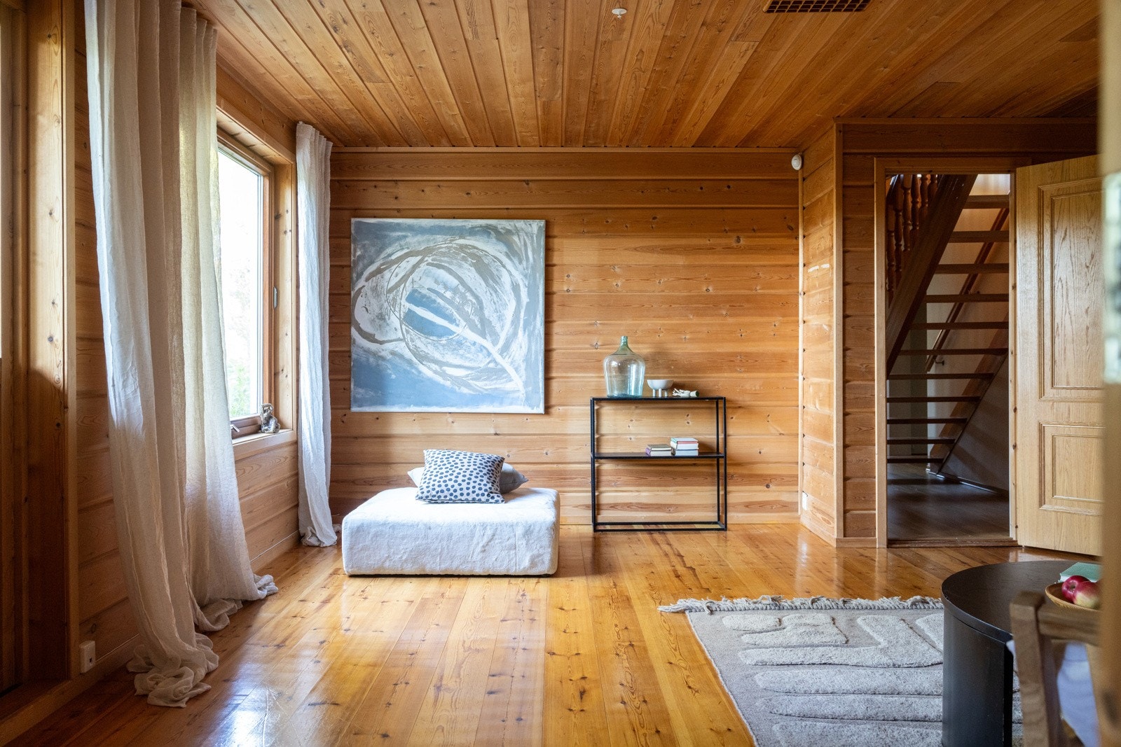 Fra stuen er det utgang til en hyggelig nordøstvendt balkong. Galleribilde