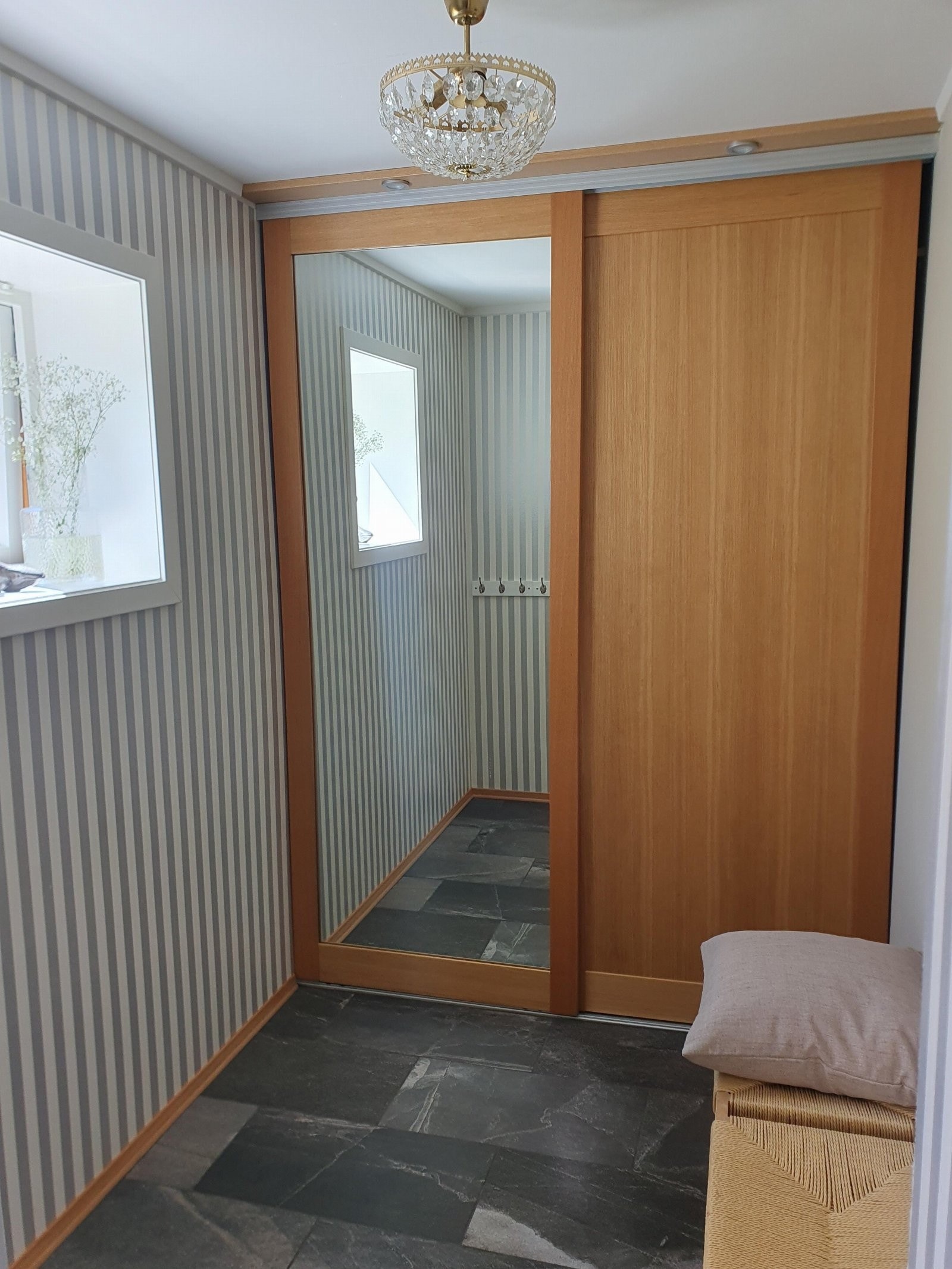 Det første dere møter er en stor entré med plass til familiens yttertøy og sko, rikelig med oppbevaringsplass. Galleribilde