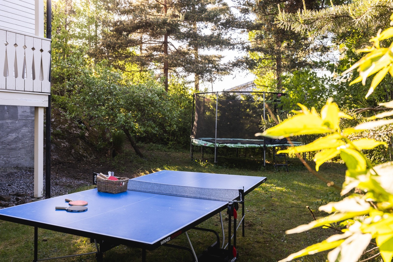 Boligens tomt har god plass til diverse utendørsaktiviteter. Galleribilde