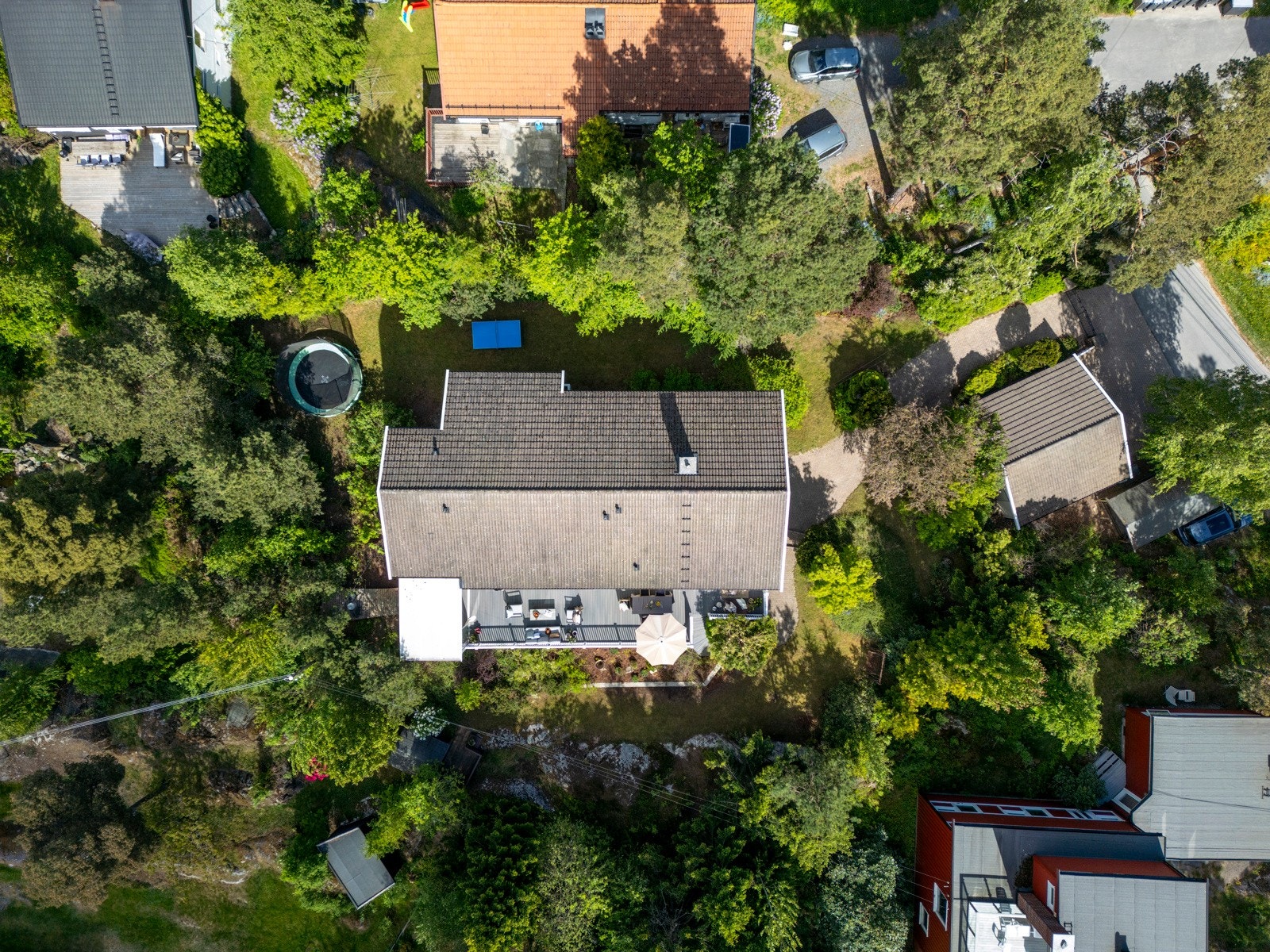 Eiendommen har en stor usjenert, barnevennlig og solrik tomt på hele 1 441 m2 med innbydende uteplasser. Galleribilde