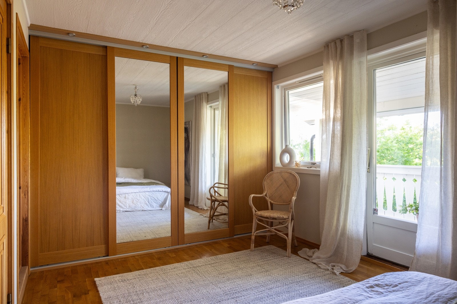 Hovedsoverommet er romslig og har direkte adkomst til en nordøstvendt balkong på cirka 8 kvm - perfekt sted for å nyte morgenkaffen. Galleribilde