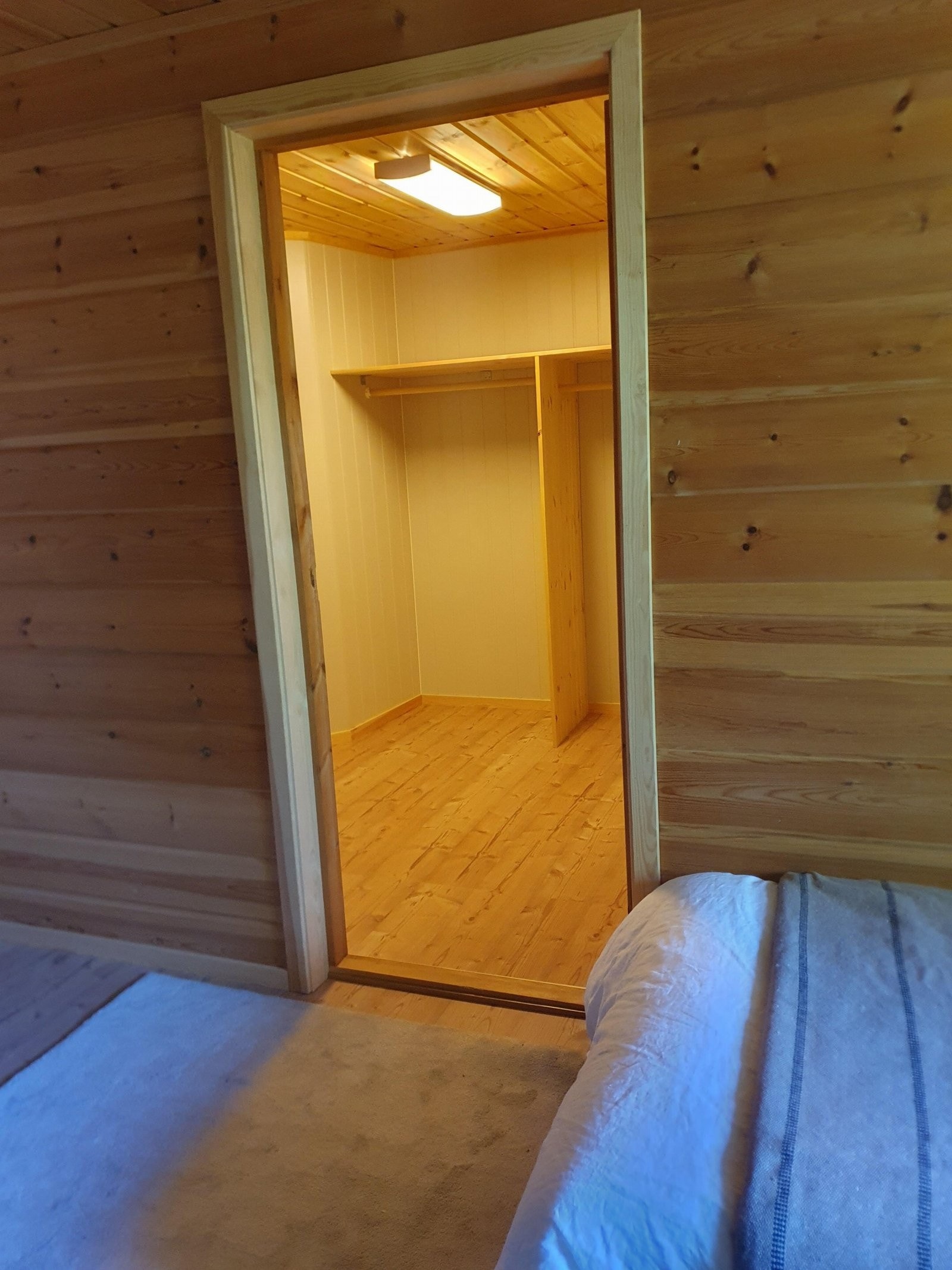 Etasjen byr på rikelig med oppbevaringsmuligheter, fordelt på tre innvendige boder og en separat garderobe. Galleribilde