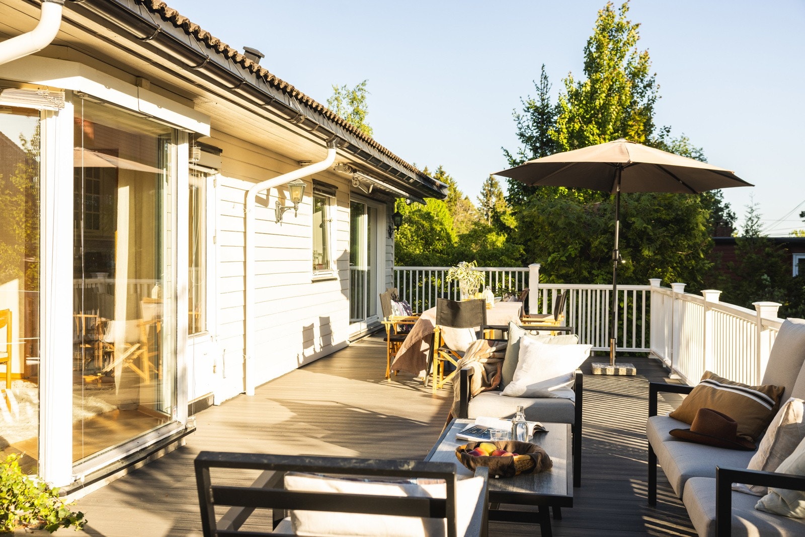 Terrassen har god plass til diverse utemøblement. Galleribilde