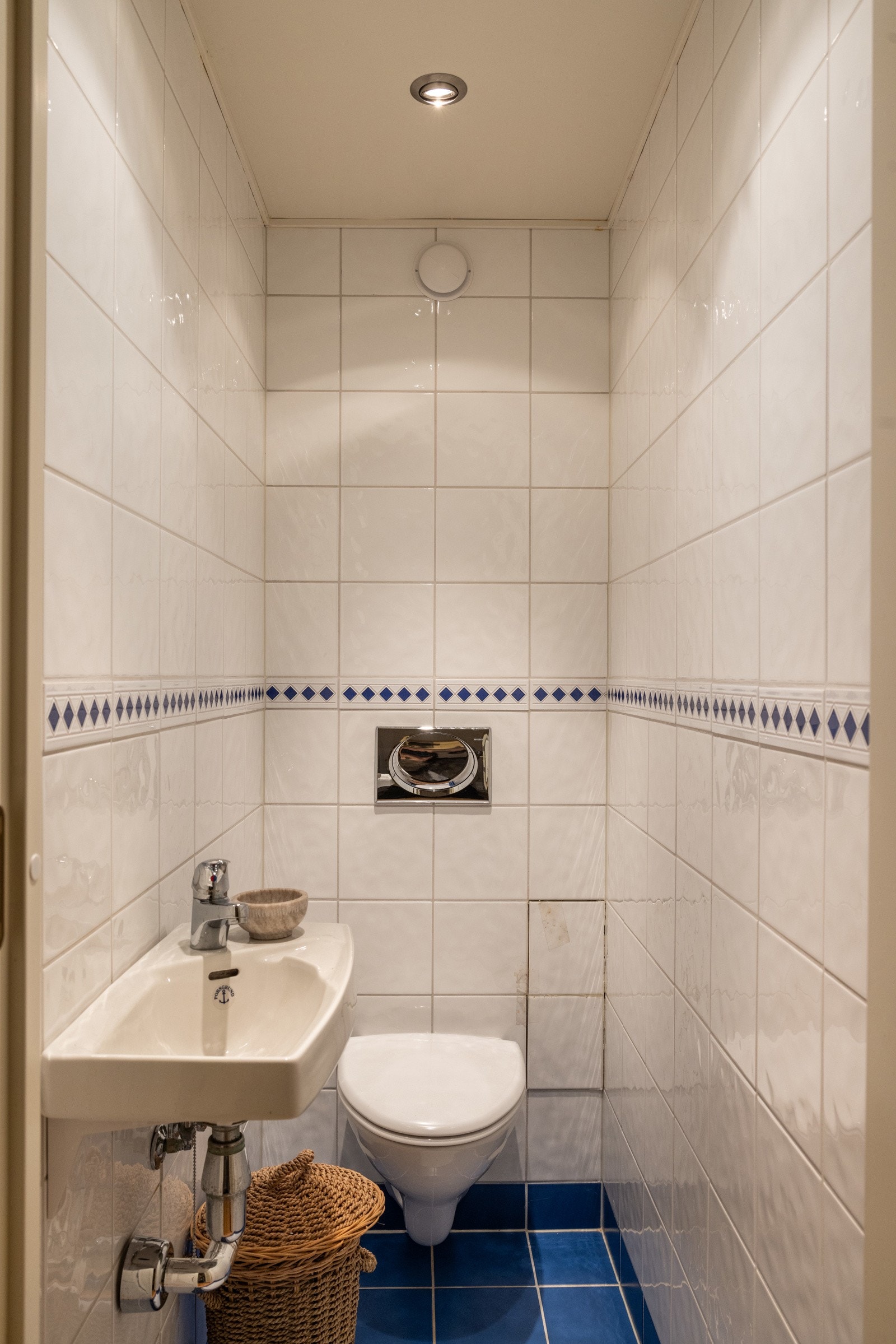 Badet har separat flislagt WC-rom med vegghengt toalett og servant. Galleribilde