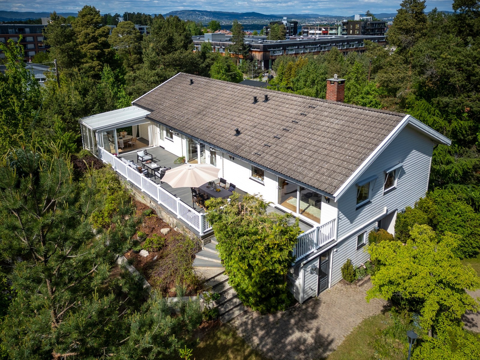 Velkommen til Lyngåsveien 15 - Presentert av Mick H. S.Rødsten v/ Privatmegleren Park. Galleribilde