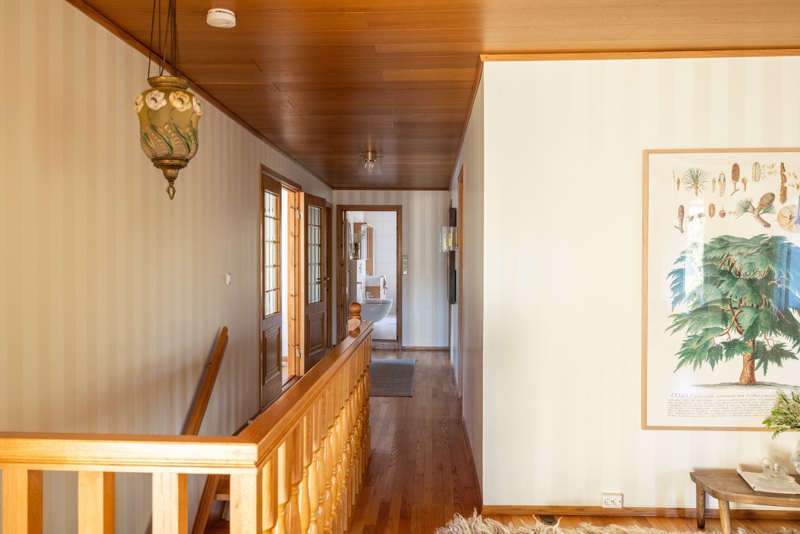 Fra boligens andre etasje er det direkte trapp ned til første etasje. Galleribilde