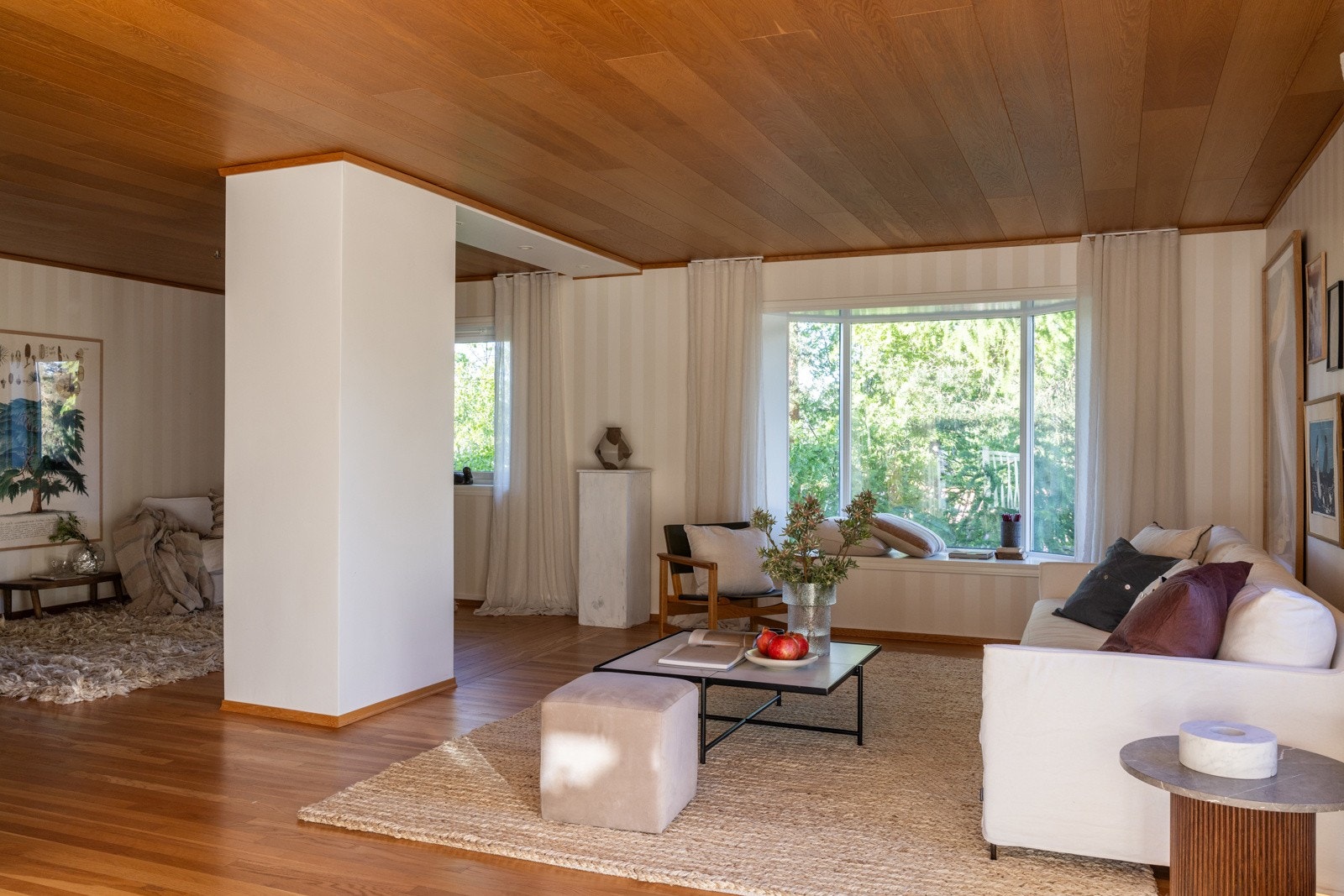 Det er lagt en massiv eikeparkett i store deler av boligens andre etasje. Galleribilde