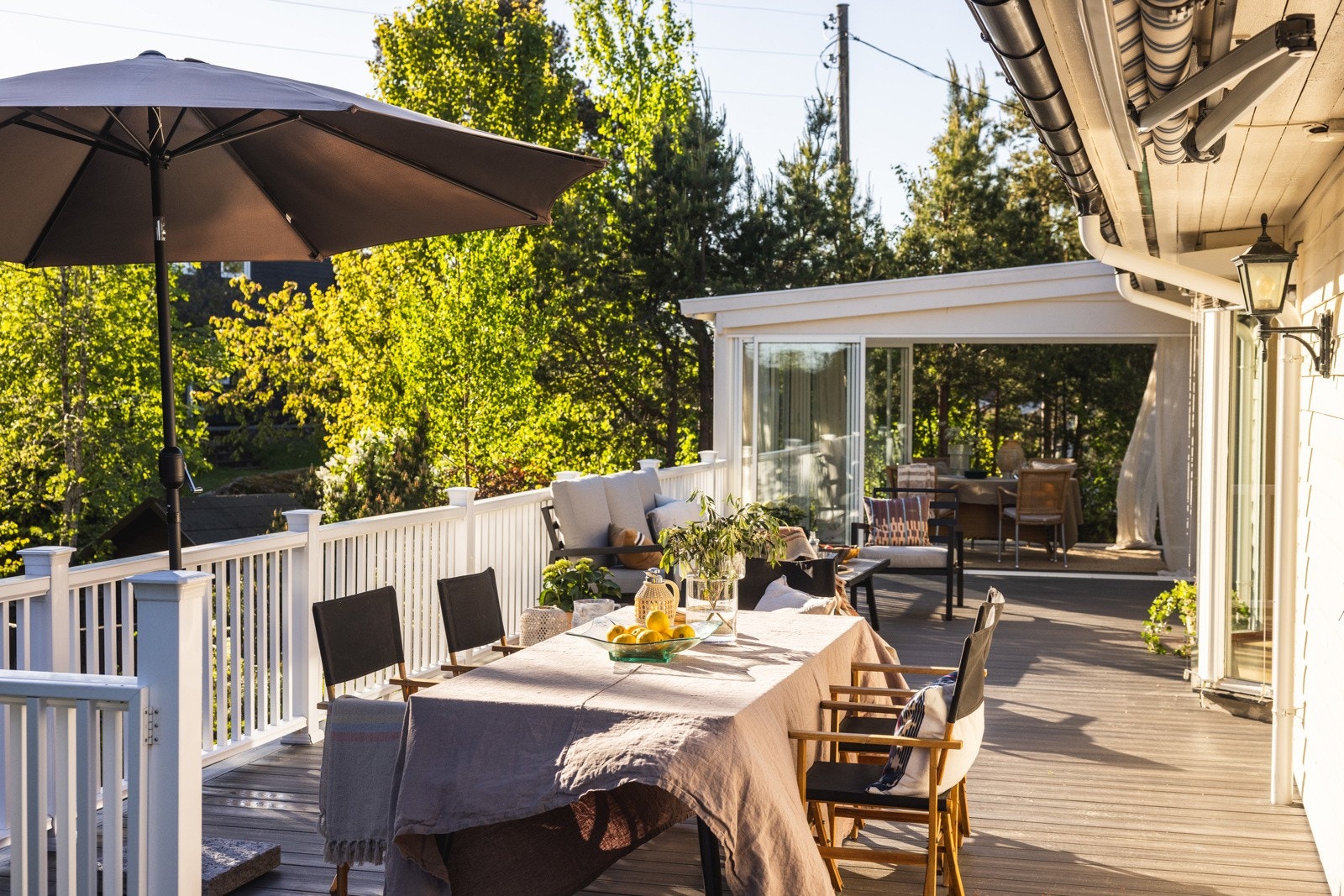 Langs husets fasade strekker det seg en romslig og vedlikeholdsfri terrasse, hvor en del er innglasset Galleribilde